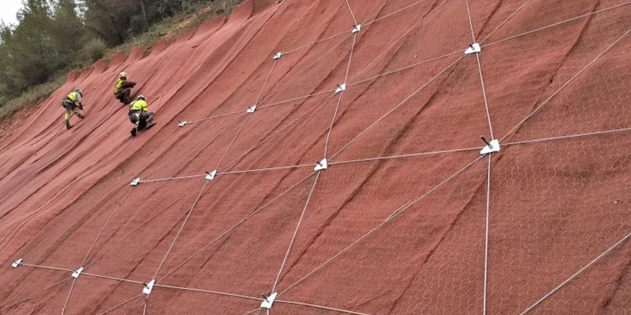 Análisis de Estabilidad de Taludes en Concepción con Evaluación Geotécnica Completa