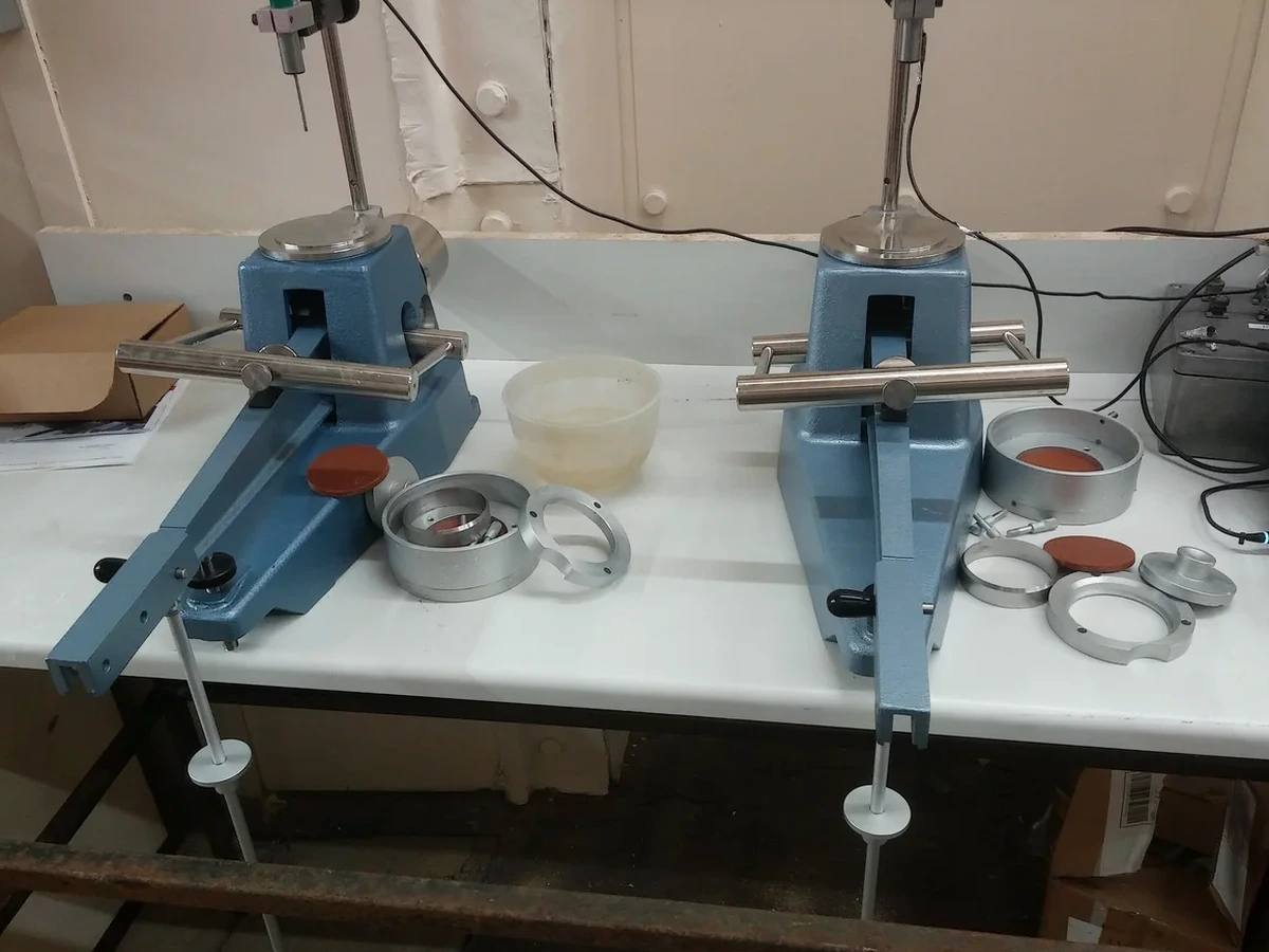 Límites de Atterberg en Concepción: Control de Plasticidad en Suelos Finos